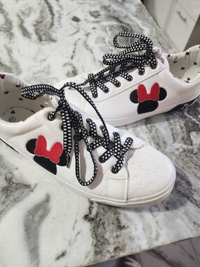 White Ladies Sz 11 Minnie Bow Accent Sneakers with Red Detail